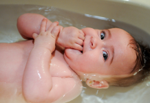 Pretjerujete li s kupanjem bebe? Otkrivamo vam preporuke stručnjaka o učestalosti kupanja!