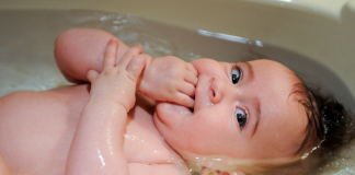 Pretjerujete li s kupanjem bebe? Otkrivamo vam preporuke stručnjaka o učestalosti kupanja!