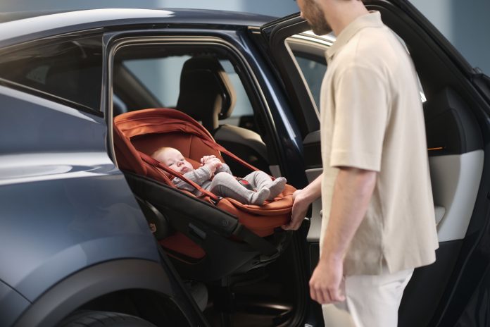 MC8441_2025_maxicosi_Carseats_Coral Slide Pro_Studio_SlideTech_sideshot_L (1)