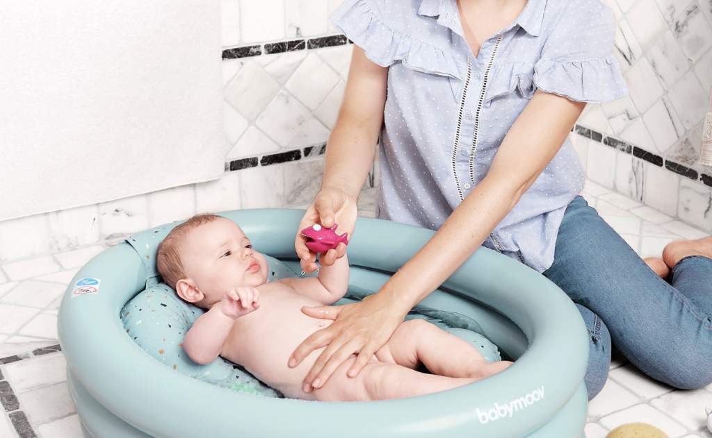 Bazen na napuhavanje za kupanje i igru bebe na putovanju